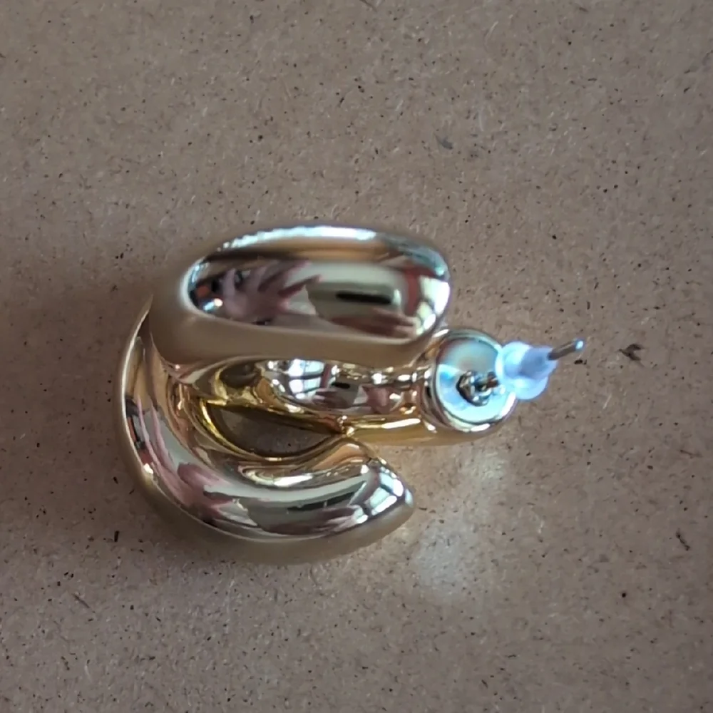 N/A gold polished earrings